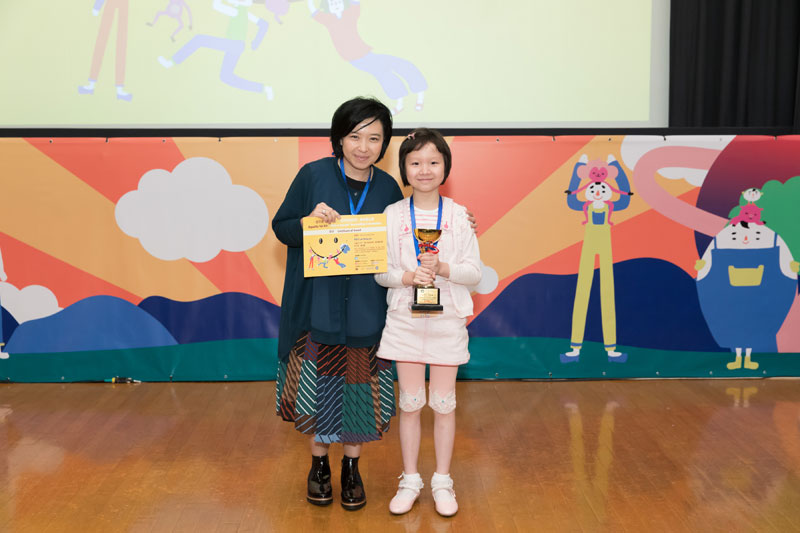 護苗基金總幹事譚紫茵女士頒發傑出創意獎獎盃予黎穎欣小朋友。
